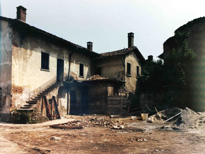 Fondo Archivio Storico Castellanza case ex Mezzanzanica cortile interno e negozio panifico 1977 2 scaled