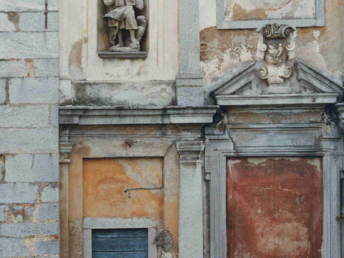 Fondo Afi - Mercallo dei Sassi - Parrocchia di san Giovanni Evangelista - Facciata originale della prima costruzione - Foto Claudio Argentiero - 1991