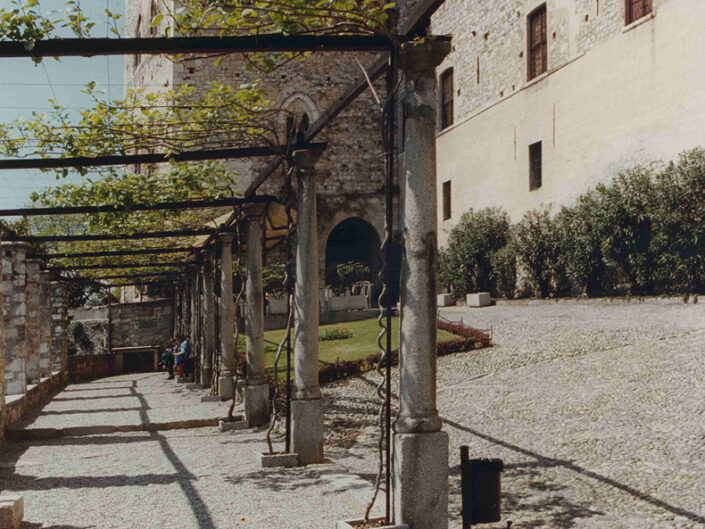 Fondo Afi - Angera - La Rocca (Secolo XI -XIII) - Il cortile esterno - Foto Franco Rinaldin - 1990