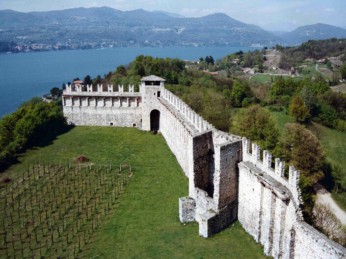 Fondo Afi - Angera - La cinta muraria della Rocca (Secolo XI- XIII) - Foto Franco Rinaldin -1990