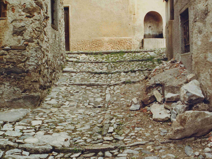 Fondo Afi - Arcumeggia - Borgo montano della Valcuvia - Foto Daniele Zuliani -1991