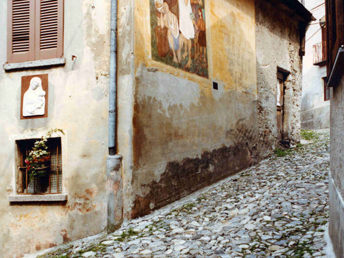 Fondo Afi - Arcumeggia - Tipica strada del borgo - Foto Daniele Zuliani - 1990