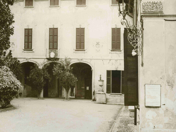 Fondo Afi - Azzate - Palazzo del Municipio - Foto Saverio Fantacuzzi -1993