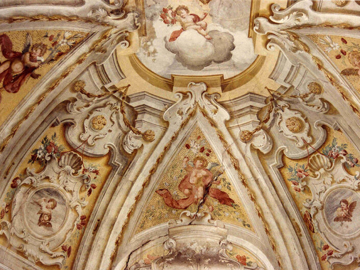Fondo Afi - Azzio - Monastero Francescano (1608) - La cupola di una cappella - Foto Franco Rinaldin - 1991