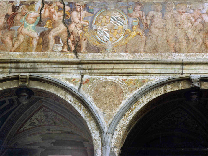 Fondo Afi - Bisuschio - Villa Cicogna Mozzoni (Sec. XVI) - Particolare del porticato - Foto Saverio Fantacuzzi - 1991