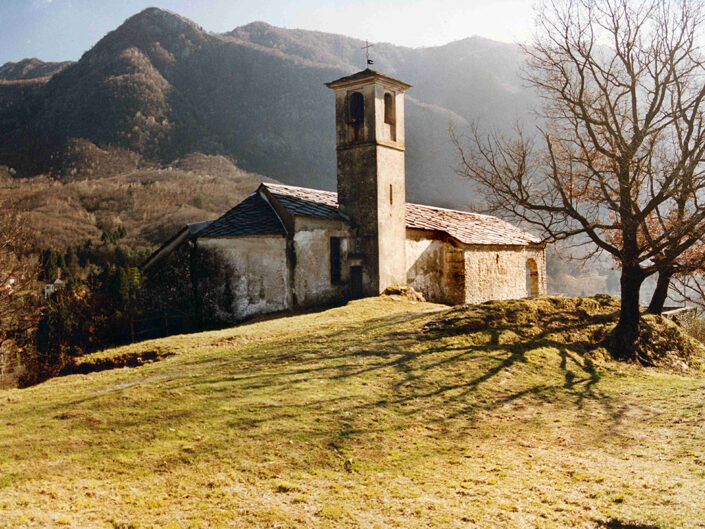 Fondo Afi - Castelveccana - Frazione Orile - Chiesetta di Santa Veronica - Foto Franco Rinaldin - 1991