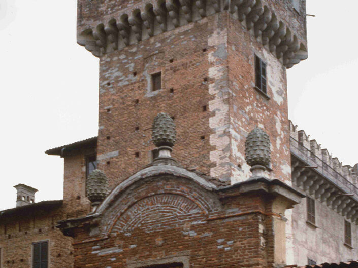 Fondo Afi - Cislago - Castello Castelbarco ( Sec. XIV) - Torrione - Foto Roberto Bosio - 1991
