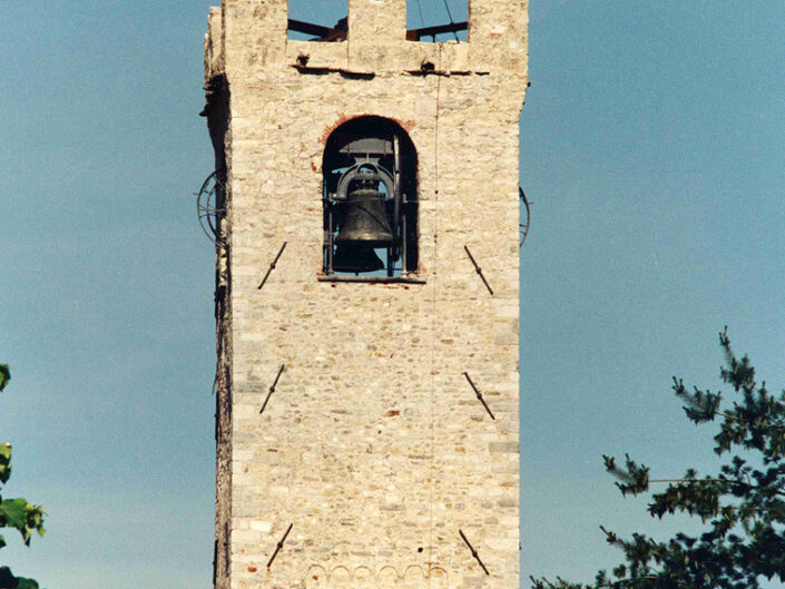 Fondo Afi - Cuveglio - Torre Campanaria della Canonica (Sec. XII-XIII) - Foto Franco Rinaldin - 1991