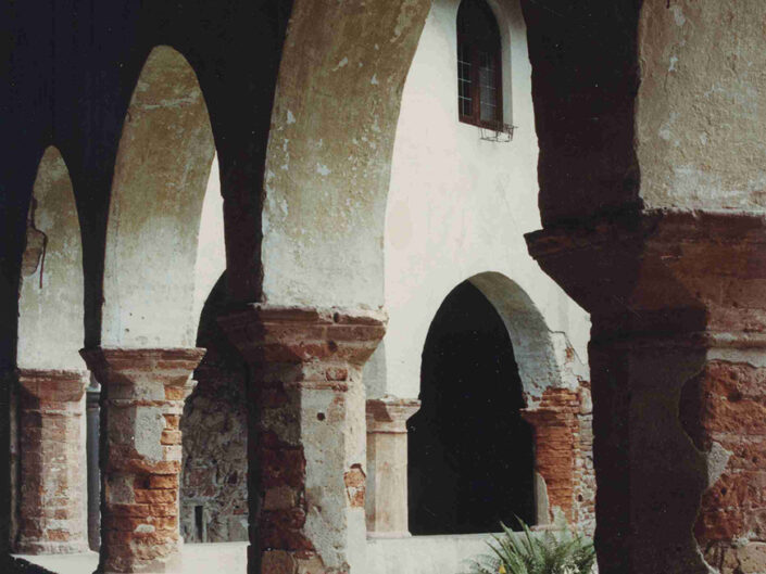 Fondo Afi - Ganna - Badia di San Gemolo - Scorci del chiostro gotico (Sec. XIII-XIV) - Foto Franco Rinaldin - 1990