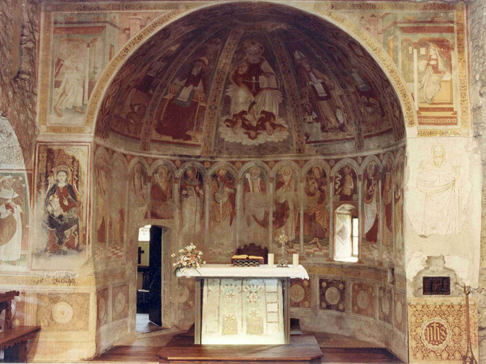 Fondo Afi - Gemonio - Chiesa romanica di San Pietro ( Sec XI) - Altare - Foto Claudio Argentiero - 1991