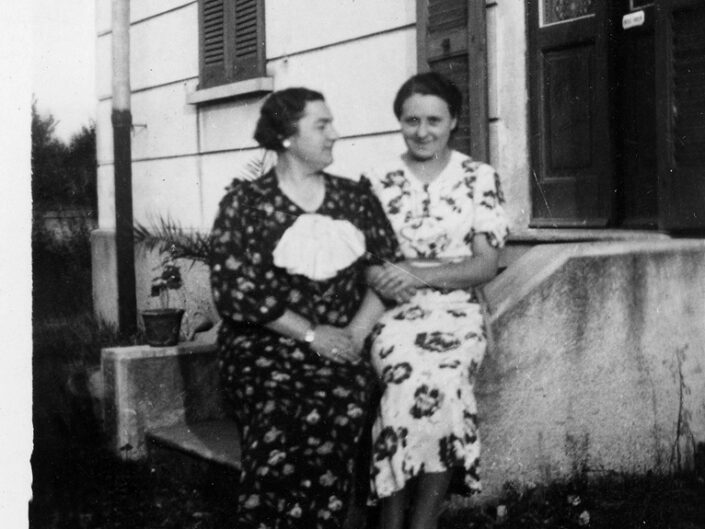 Fondo Giusy Rabolini - Album di famiglia - Ritratto di donne in esterno - 1937