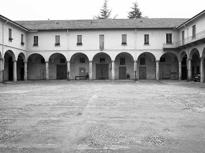 Fondo Architetture civili, religiose e industriali in Provincia di Varese - Gallarate - Broletto - agosto 1999 - Foto Claudio Argentiero