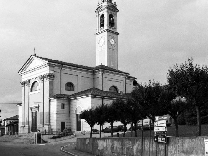 Fondo Architetture civili, religiose e industriali in Provincia di Varese - Carnago - Chiesa di San Martino - maggio 2000 - Foto Afi