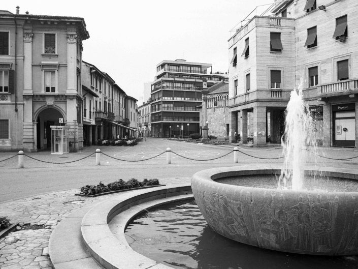 Fondo Architetture civili, religiose e industriali in Provincia di Varese - Gallarate - Piazza Libertà - 1999 - Foto Claudio Argentiero