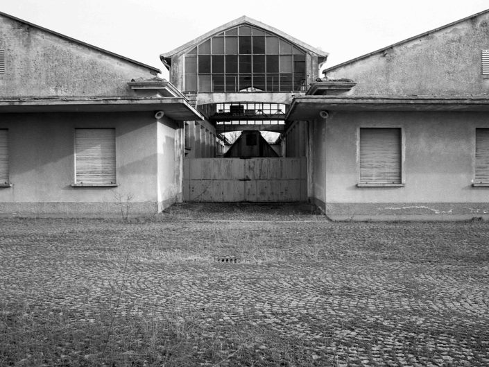 Fondo Architetture civili, religiose e industriali in Provincia di Varese - Tradate - Ex Ditta LESA - marzo 2000 - Foto Claudio Argentiero