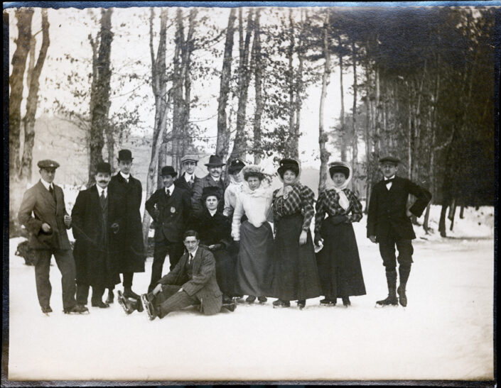 Fondo Famiglia Pomini - Ottorino Pomini ( terzo da sinistra, 1882-1930) - Ceriano Laghetto - Gita per pattinaggio su ghiaccio - 21 febbraio 1909 (data e luogo presenti sul verso)