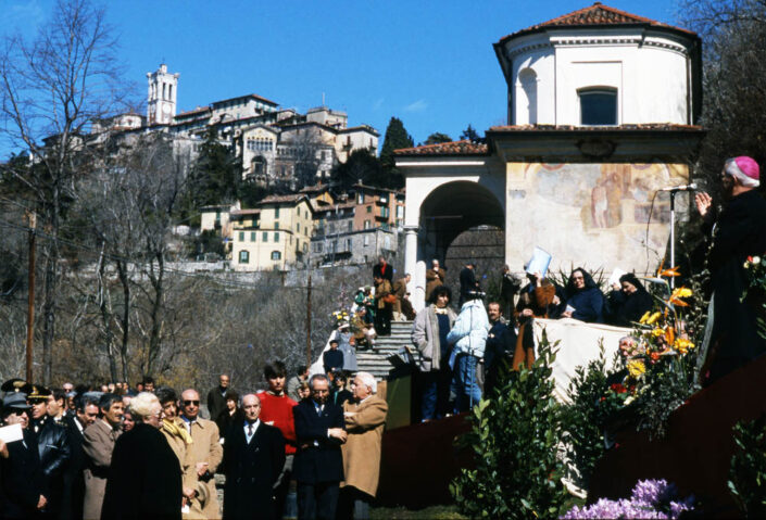 Fondo Claudio Argentiero, Roberto Bosio e Franco Pontiggia - Varese - Folla in attesa di Papa Giovanni Paolo II in visita al Sacro Monte - 2 novembre 1984 - Foto di F. Pontiggia