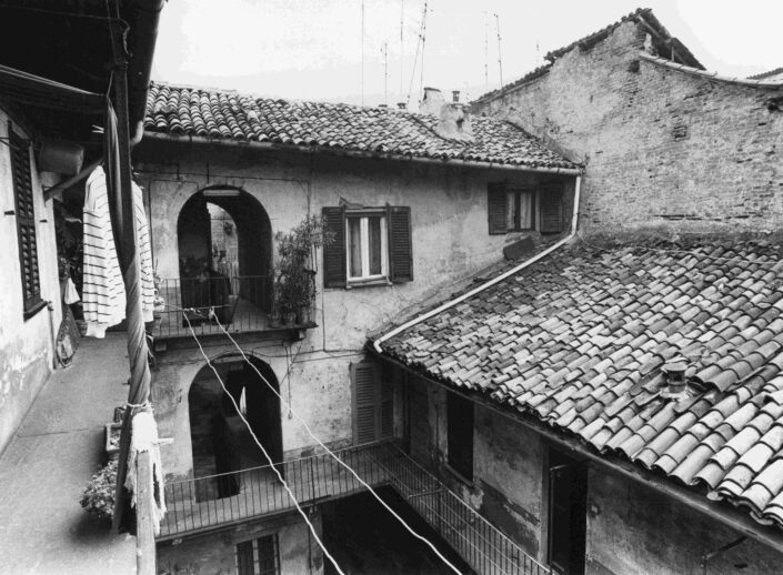Fondo Virgilio Carnisio - Milano Anni 70 e 80 - Corso San Gottardo, 16 - Cortile - 1983