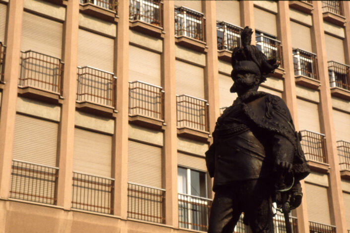 Fondo Virgilio Carnisio - Seregno: il volto di una città - Piazza Italia - Monumento a Umberto I - Novembre 1989