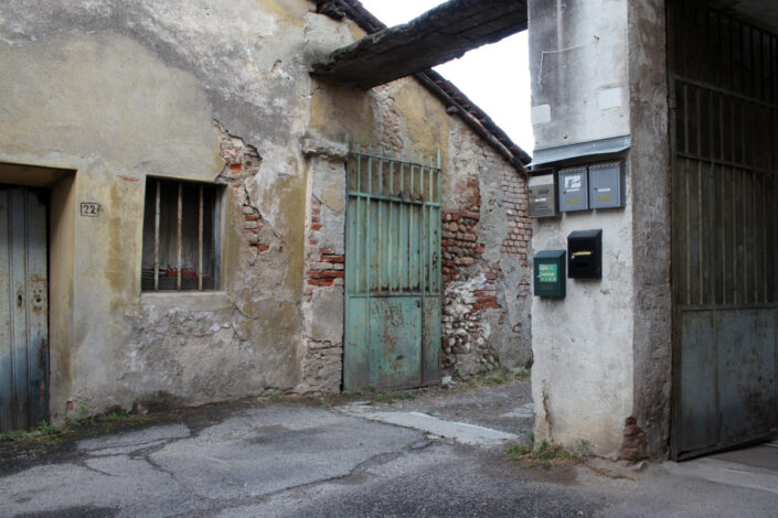 Fondo AFI - Alto Milanese - San Giorgio su Legnano - Cortili di via Cavour - 2019 - Foto Roberto Bosio