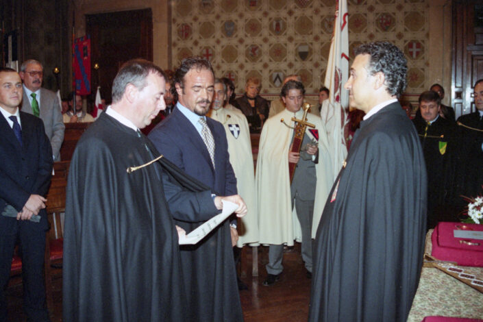 Fondo Claudio Rossini - Legnano - Palio - Investitura dei Capitani presso la Sala Consiliare - 2004