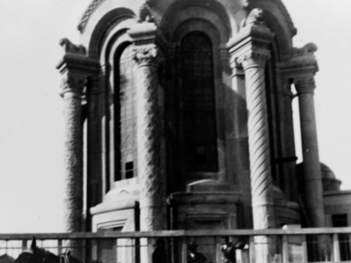 Fondo famiglia Visconti Cerini di Castegnate - Castellanza - Edicola funeraria della famiglia del Visconte Leonardo - Costruzione 1940 - Arch. Manfredo dUrbino