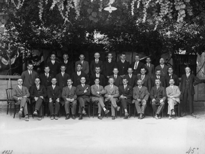 Fondo famiglia Visconti Cerini di Castegnate - Castellanza - Tintoria Cerini - Dottor Leonardo Cerini al centro in prima fila con le sue maestranze - 1928