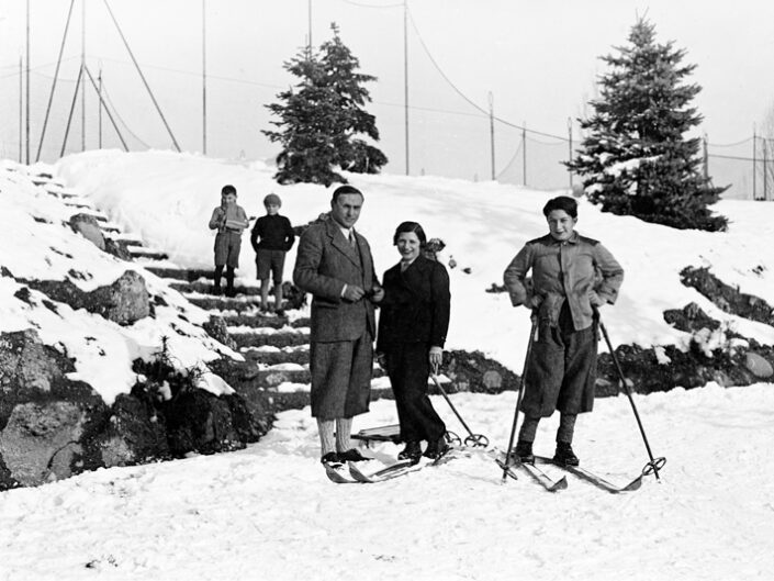 Fondo famiglia Visconti Cerini di Castegnate - Castellanza -Villa Cerini - Parco - Livio Cerini ,Tina Morganti e il marito Tosi (da destra a sinistra ) -1930 circa
