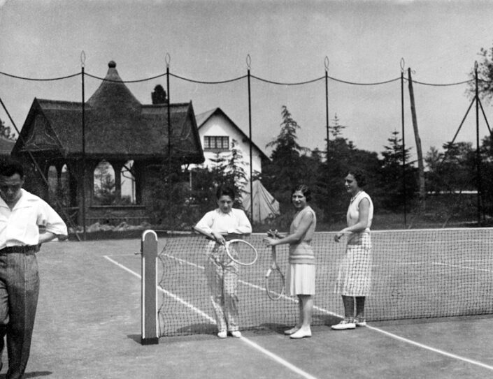 Fondo famiglia Visconti Cerini di Castegnate - Castellanza - Villa Cerini - Parco - Tennis con Livio Cerini e la sorella Tina Morganti (al centro della foto) - 1930 circa