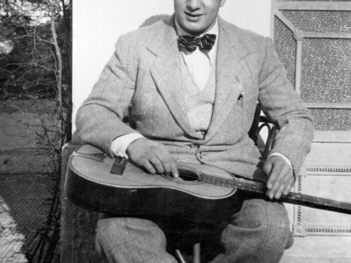 Fondo famiglia Visconti Cerini di Castegnate - Livio Cerini suonatore di awaiana - Febbraio 1934
