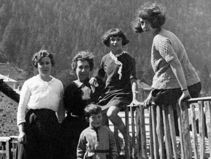 Fondo famiglia Visconti Cerini di Castegnate - Macugnaga - Ritratto di gruppo in esterno - Livio Cerini a 5 anni con la madre Rita Bonecchi e la sorella Tina Morganti (al centro)