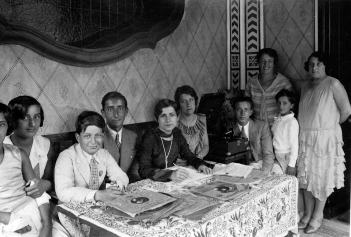 Fondo famiglia Visconti Cerini di Castegnate - Ritratto di famiglia in interno con parenti Cerini e Bonecchi - Livio Cerini (terzo da sinistra) la sorella Tina Morganti (quinta da sinistra)