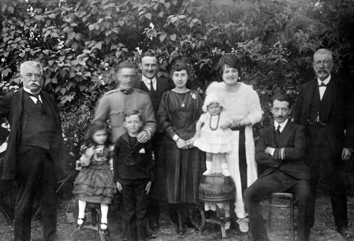 Fondo famiglia Visconti Cerini di Castegnate - Ritratto famigliare in esterno - Nonno Bonecchi primo da destra - 1915 circa