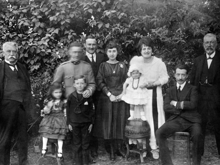 Fondo famiglia Visconti Cerini di Castegnate - Ritratto famigliare in esterno - Nonno Bonecchi primo da destra - 1915 circa