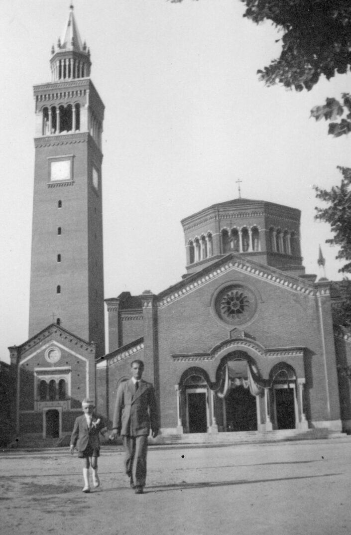 Fondo famiglie Baita Moroni De Mattei - Castellanza - Chiesa di San Giulio - Giorno della Santa Cresima di Piergiorgio Moroni con lo zio Chierichetti - 1948