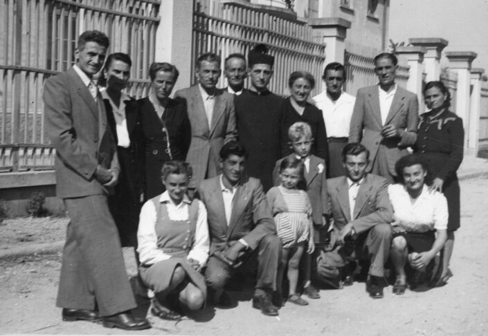 Fondo famiglie Baita Moroni De Mattei - Famiglia Moroni - Mario Moroni (in piedi primo da sinistra), Piergiorgio Moroni (in prima fila secondo da sinistra) - 1949