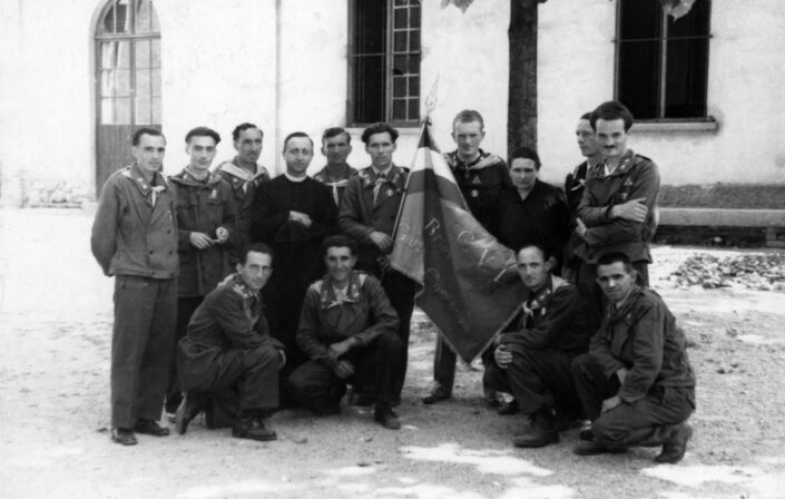 Fondo ANPI Castellanza - Castellanza - I partigiani della Brigata Costanzia - Primo da destra in piedi Antonio Buzzi - Quarto da sinistra in piedi don Carlo Pozzi - Cortile Oratorio San Giuseppe