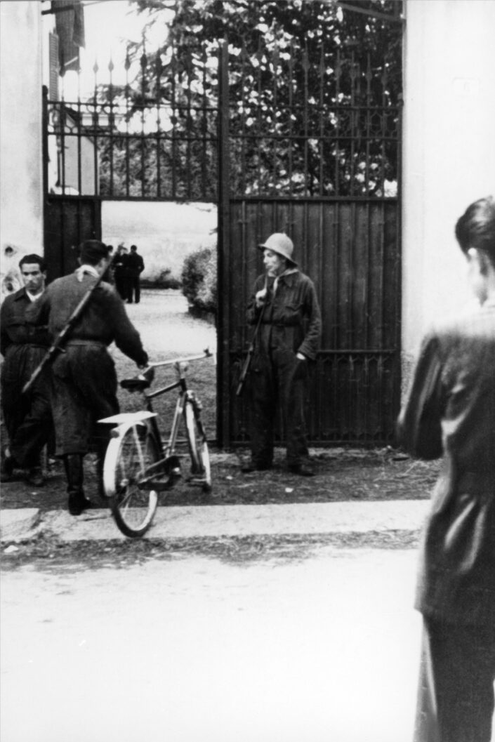 Fondo ANPI Castellanza - Castellanza - Ingresso Comando Carabinieri - Via Ponchiroli - XXV Aprile 1945