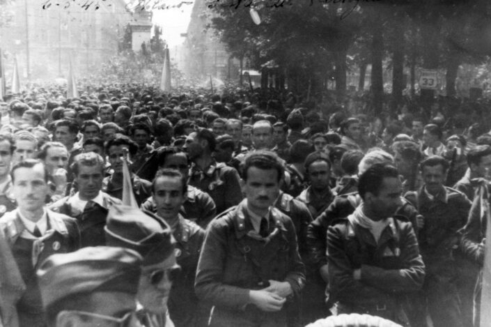 Fondo ANPI Castellanza - Partigiani il 6 maggio 1945 a Milano, con folta partecipazione di cittadini castellanzesi- Al centro in primo piano Antonio Buzzi