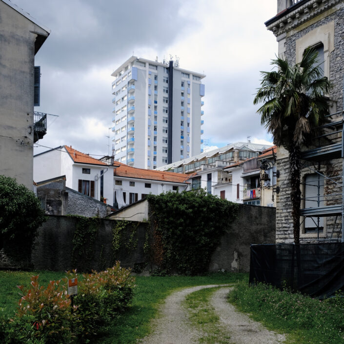 Fondo Claudio Argentiero - Busto Arsizio - Ritratti urbani - Via San Michele vista dal cortile della Villa Tovaglieri - 2024